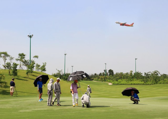 Nghệ thuật giữ màu xanh của sân golf Tân Sơn Nhất - Ảnh 4.