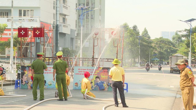Sinh viên hóa thân chiến sĩ chữa cháy tại hội thao PCCC năm 2025- Ảnh 2. Sinh viên hóa thân chiến sĩ chữa cháy tại hội thao PCCC năm 2025- Ảnh 2.