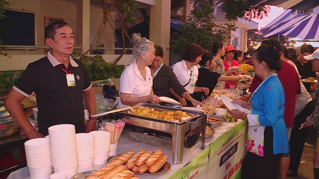 Đêm hội ẩm thực chay Đức Nhuận gây quỹ hơn 375 triệu đồng cho an sinh xã hội- Ảnh 2. Đêm hội ẩm thực chay Đức Nhuận gây quỹ hơn 375 triệu đồng cho an sinh xã hội- Ảnh 2.