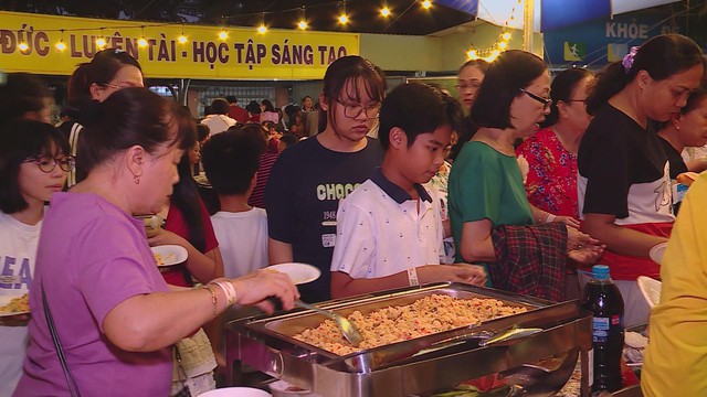 Đêm hội ẩm thực chay Đức Nhuận gây quỹ hơn 375 triệu đồng cho an sinh xã hội- Ảnh 1. Đêm hội ẩm thực chay Đức Nhuận gây quỹ hơn 375 triệu đồng cho an sinh xã hội- Ảnh 1.