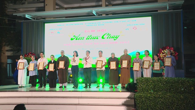 Đêm hội ẩm thực chay Đức Nhuận gây quỹ hơn 375 triệu đồng cho an sinh xã hội- Ảnh 3. Đêm hội ẩm thực chay Đức Nhuận gây quỹ hơn 375 triệu đồng cho an sinh xã hội- Ảnh 3.