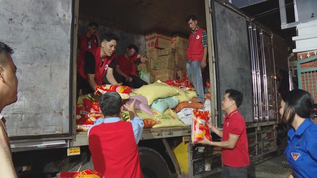 10 tấn hàng hóa được Hội Chữ thập đỏ TP. Hồ Chí Minh chuyển đến đồng bào vùng bão lũ- Ảnh 2. 10 tấn hàng hóa được Hội Chữ thập đỏ TP. Hồ Chí Minh chuyển đến đồng bào vùng bão lũ- Ảnh 2.