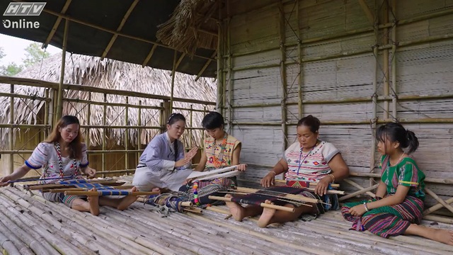 Việt Nam đi là ghiền - Mùa 4 - Tập 31: Về Tà Lài xem người Mạ dệt thêu - Ảnh 3.