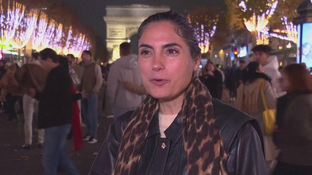 200.000 người đổ về Champs-Élysées xem lễ thắp đèn Giáng sinh - Ảnh 2.