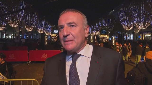 200.000 người đổ về Champs-Élysées xem lễ thắp đèn Giáng sinh - Ảnh 1.