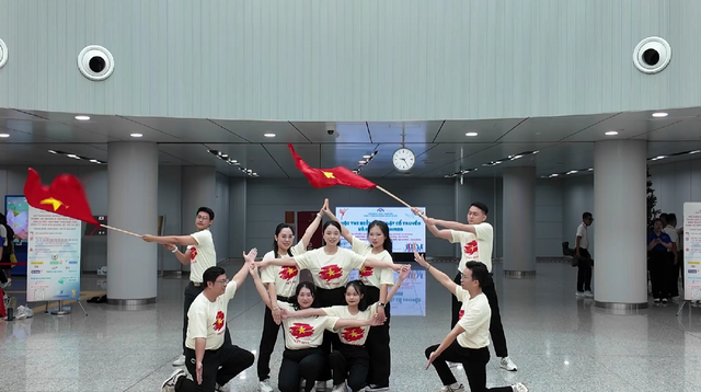 NewZround: Ga Bến Thành bùng nổ sức trẻ HURC qua võ thuật và flashmob - Ảnh 1.