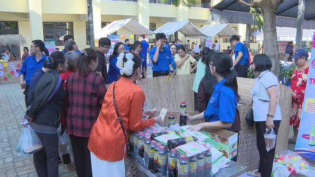 Ngày hội "Sắc màu Dân tộc" tại Phường Hòa Bình: Hội tụ văn hóa, lan tỏa nghĩa tình - Ảnh 5.