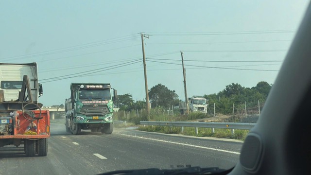 Chương trình 60 Giây ngày 19/11/2025 | Cao tốc Biên Hòa - Vũng Tàu chưa thông xe, ô tô, xe máy vẫn ồ ạt 'vượt rào' - Ảnh 1.