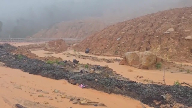 Chương trình 60 Giây ngày 19/11/2025 | Cao tốc Biên Hòa - Vũng Tàu chưa thông xe, ô tô, xe máy vẫn ồ ạt 'vượt rào' - Ảnh 3.