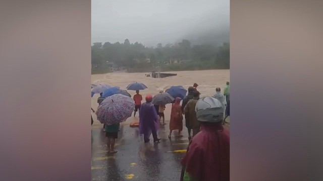 Chương trình 60 Giây ngày 19/11/2025 | Cao tốc Biên Hòa - Vũng Tàu chưa thông xe, ô tô, xe máy vẫn ồ ạt 'vượt rào' - Ảnh 2.