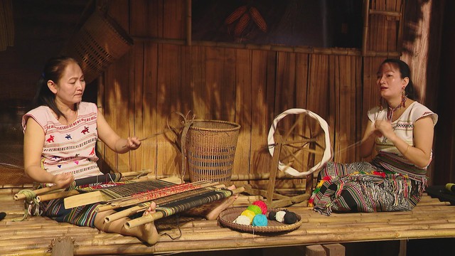 Bảo tàng Phụ nữ Nam Bộ tôn vinh nghệ thuật dệt thổ cẩm Mạ - Ảnh 4.