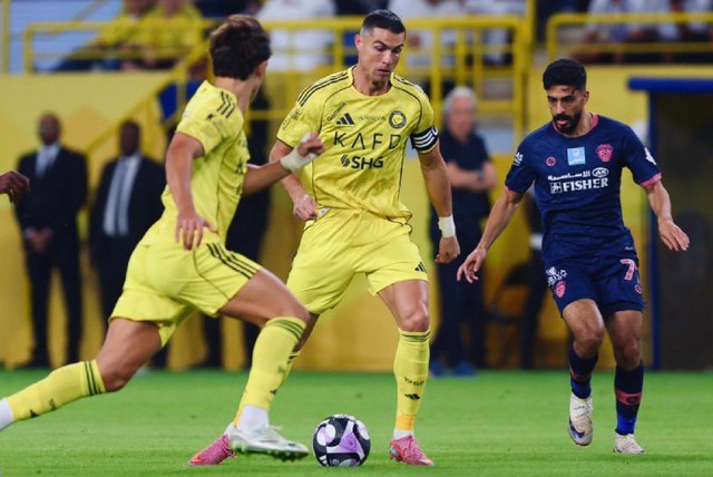 Ronaldo lập cú đúp, Al Nassr giữ ngôi đầu Saudi Pro League - Ảnh 1.
