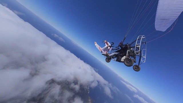 Vận động viên bay trên không mà không cần động cơ- Ảnh 1. Vận động viên bay trên không mà không cần động cơ- Ảnh 1.