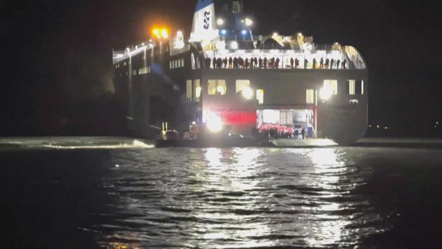 Hàn Quốc: Giải cứu hành khách trên chiếc phà mắc cạn ở đảo hoang- Ảnh 1. Hàn Quốc: Giải cứu hành khách trên chiếc phà mắc cạn ở đảo hoang- Ảnh 1.