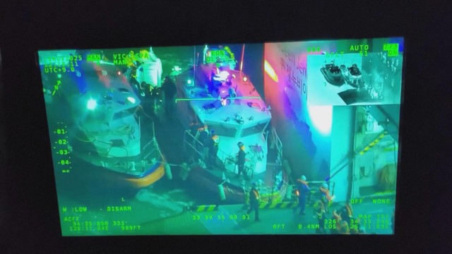 Hàn Quốc: Giải cứu hành khách trên chiếc phà mắc cạn ở đảo hoang- Ảnh 2. Hàn Quốc: Giải cứu hành khách trên chiếc phà mắc cạn ở đảo hoang- Ảnh 2.