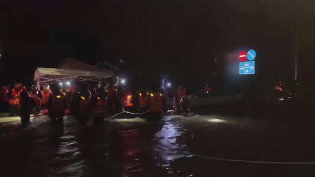 Gần 400 cán bộ, chiến sĩ Vùng 4 Hải quân xuyên đêm giúp nhân dân trong mưa lũ- Ảnh 1.