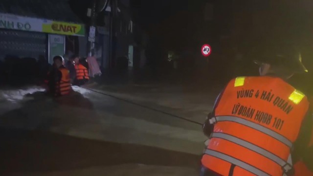 Gần 400 cán bộ, chiến sĩ Vùng 4 Hải quân xuyên đêm giúp nhân dân trong mưa lũ- Ảnh 2.