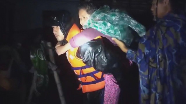 Gần 400 cán bộ, chiến sĩ Vùng 4 Hải quân xuyên đêm giúp nhân dân trong mưa lũ- Ảnh 4.