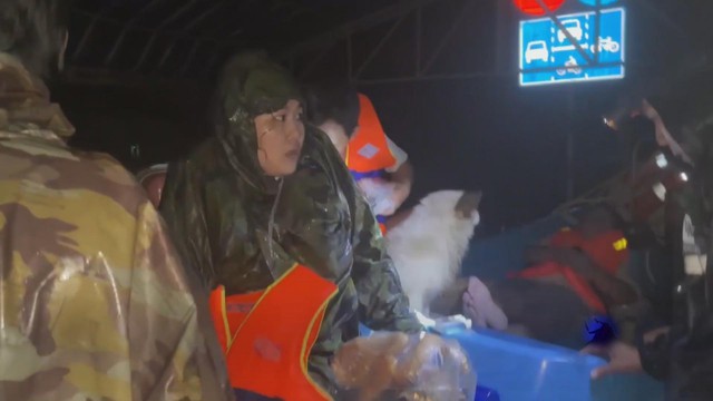 Gần 400 cán bộ, chiến sĩ Vùng 4 Hải quân xuyên đêm giúp nhân dân trong mưa lũ- Ảnh 3.