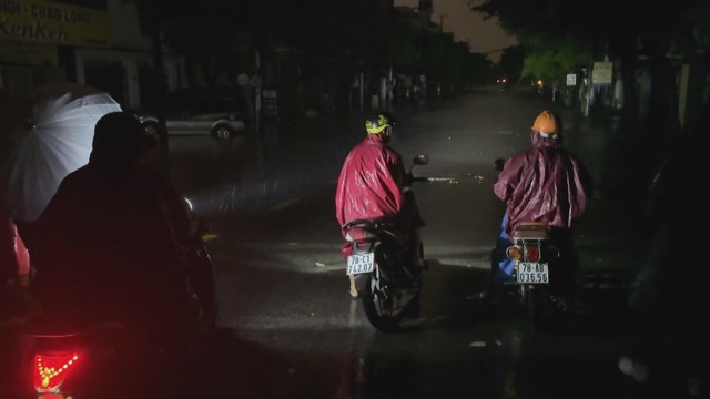 Lũ trong đêm, nhà cửa, đường sá Đắk Lắk ngập sâu- Ảnh 1.