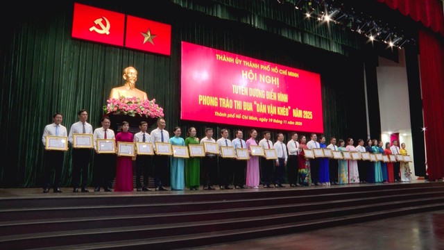 TP. Hồ Chí Minh tuyên dương hơn 200 điển hình dân vận khéo năm 2025- Ảnh 2. TP. Hồ Chí Minh tuyên dương hơn 200 điển hình dân vận khéo năm 2025- Ảnh 2.