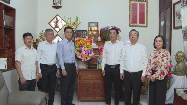 Lãnh đạo TP.HCM thăm các nhà giáo tiêu biểu nhân ngày Nhà giáo Việt Nam 20/11 - Ảnh 1.