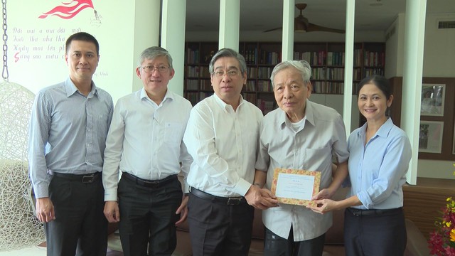 Lãnh đạo TP.HCM thăm các nhà giáo tiêu biểu nhân ngày Nhà giáo Việt Nam 20/11 - Ảnh 2.