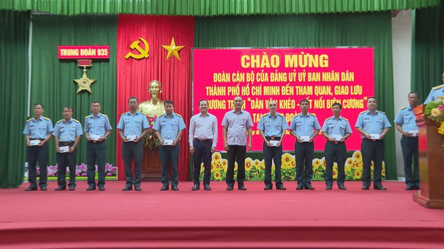TP. Hồ Chí Minh mang công trình nước sạch và quà tặng nghĩa tình đến với "Canh trời" Trung đoàn 935 - Ảnh 3.