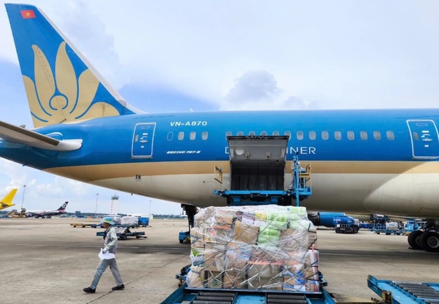 Vietnam Airlines tiếp tục vận chuyển miễn phí hàng hóa hỗ trợ đồng bào vùng lũ miền Trung - Ảnh 1.