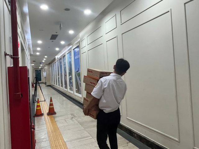 Metro số 1 mở 14 nhà ga làm điểm tiếp nhận hàng cứu trợ miền Trung - Ảnh 8.