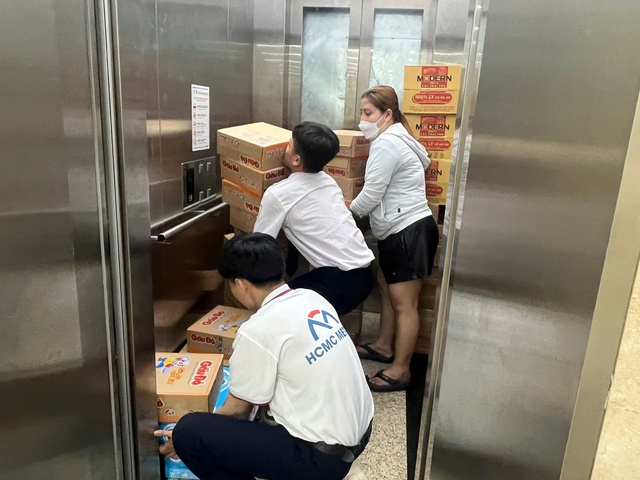 Metro số 1 mở 14 nhà ga làm điểm tiếp nhận hàng cứu trợ miền Trung - Ảnh 9.