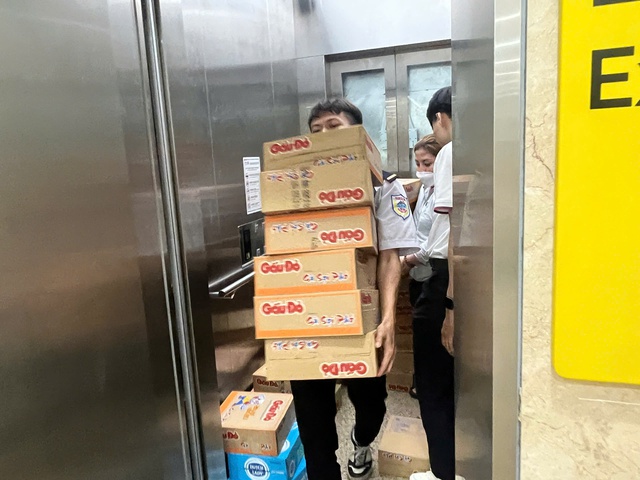 Metro số 1 mở 14 nhà ga làm điểm tiếp nhận hàng cứu trợ miền Trung - Ảnh 10.