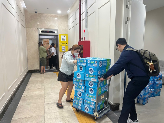 Metro số 1 mở 14 nhà ga làm điểm tiếp nhận hàng cứu trợ miền Trung - Ảnh 1.