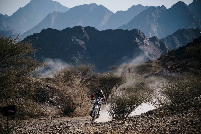 Chặng mở màn Giải đua xe địa hình Dubai International Baja 2025 - Ảnh 1.