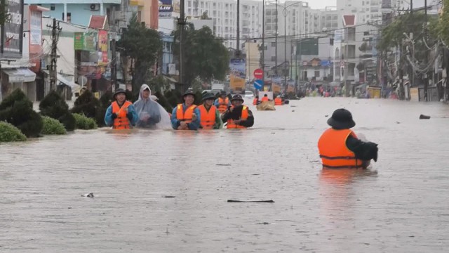 Khánh Hòa khẩn trương tiếp tế vùng lũ, tập trung khắc phục thiệt hại sau mưa lớn - Ảnh 1.