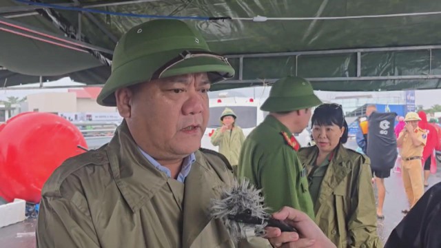 Khánh Hòa khẩn trương tiếp tế vùng lũ, tập trung khắc phục thiệt hại sau mưa lớn - Ảnh 2.