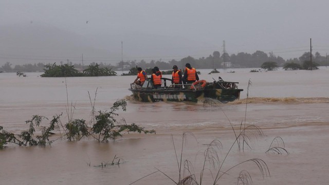 Khánh Hòa khẩn trương tiếp tế vùng lũ, tập trung khắc phục thiệt hại sau mưa lớn - Ảnh 3.