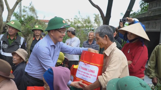 Phó Thủ tướng Lê Thành Long thăm và tặng quà người dân vùng lũ Gia Lai - Ảnh 2.