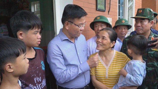 Phó Thủ tướng Lê Thành Long thăm và tặng quà người dân vùng lũ Gia Lai - Ảnh 3.