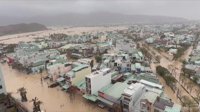 Phó Thủ tướng Lê Thành Long thăm và tặng quà người dân vùng lũ Gia Lai - Ảnh 1.