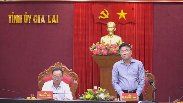 Phó Thủ tướng Lê Thành Long thăm và tặng quà người dân vùng lũ Gia Lai - Ảnh 4.