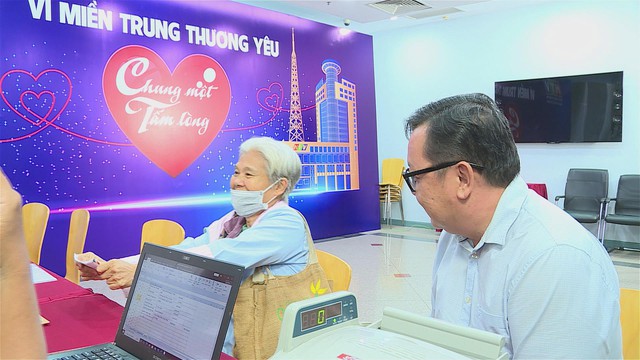 TP. Hồ Chí Minh chung tay ủng hộ chương trình “Chung một tấm lòng” hướng về miền Trung- Ảnh 1.