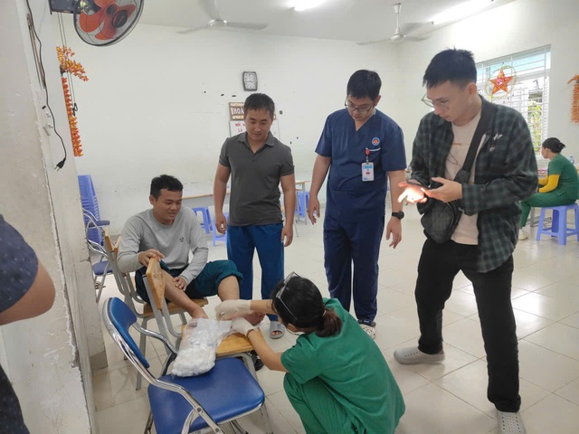 TP. Hồ Chí Minh viện trợ y tế khẩn cấp tại Khánh Hòa sau mưa lũ- Ảnh 2. TP. Hồ Chí Minh viện trợ y tế khẩn cấp tại Khánh Hòa sau mưa lũ- Ảnh 2.