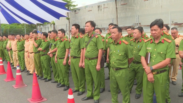 Công an TP. Hồ Chí Minh tập huấn hướng dẫn kỹ năng lái xe gắn máy an toàn cho học sinh- Ảnh 1.