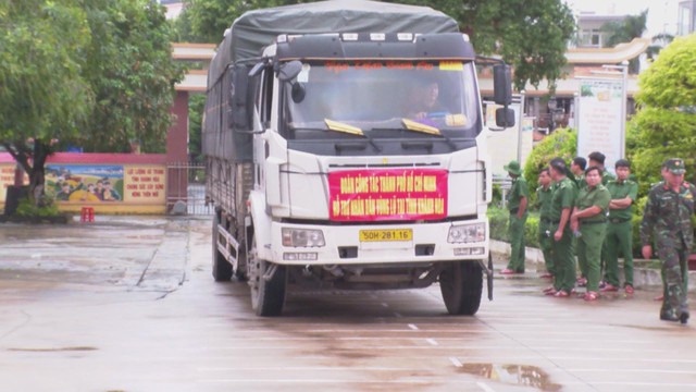 Khánh Hòa: Tiếp nhận hàng trăm tấn hàng hỗ trợ người dân ảnh hưởng bởi lũ lụt  - Ảnh 1.