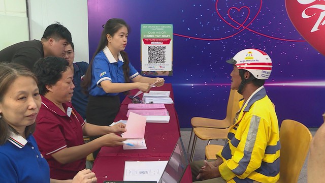 60 Giây ngày 24/11/2025 I Án mạng rúng động: Thi thể trong túi hành lý ở sảnh chung cư - Ảnh 2.