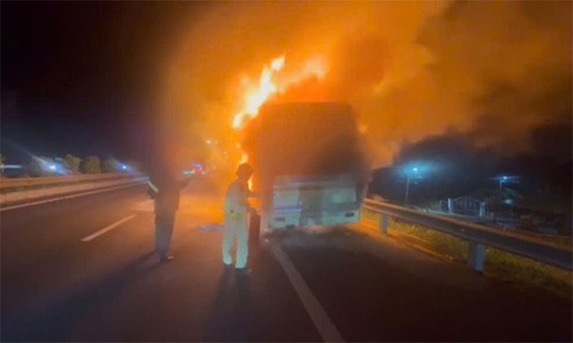 Xe giường nằm bốc cháy trên cao tốc TP. Hồ Chí Minh - Trung Lương - Ảnh 1.