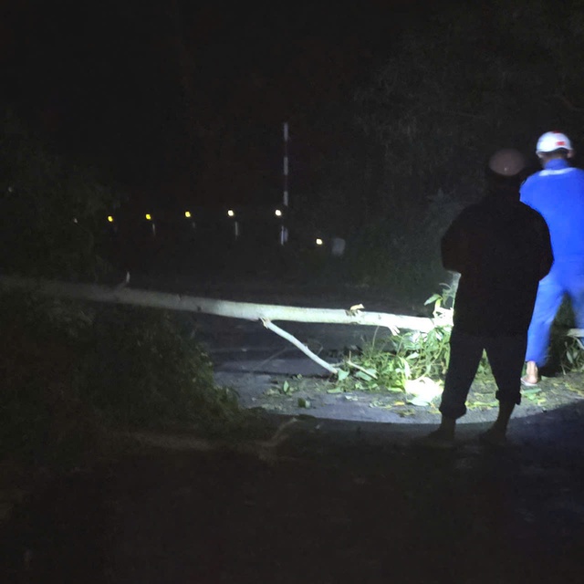 Chung tay cùng miền Trung – Tây Nguyên vượt lũ, VinaPhone cấp tốc hỗ trợ liên lạc - Ảnh 2.