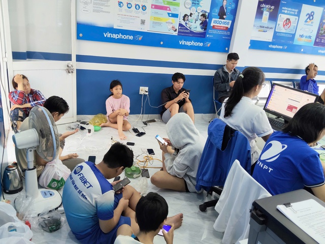 Chung tay cùng miền Trung – Tây Nguyên vượt lũ, VinaPhone cấp tốc hỗ trợ liên lạc - Ảnh 1.