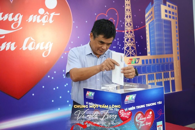 Sôi nổi không khí quyên góp quỹ "Chung một tấm lòng: Vì miền Trung thương yêu" - Ảnh 1.